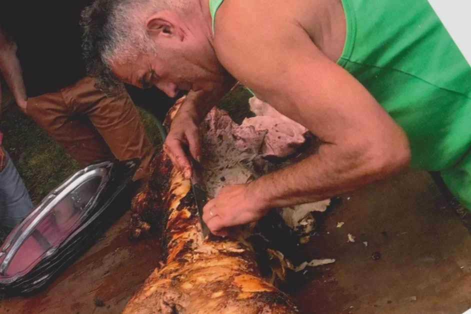 gerard qui découpe la viande
